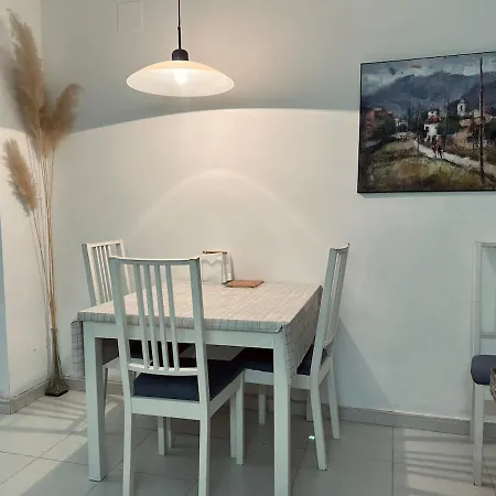 Acojedor Apartamento, Centro Con Patio 아파트