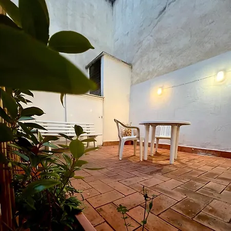 Acojedor Apartamento, Centro Con Patio 아파트 *