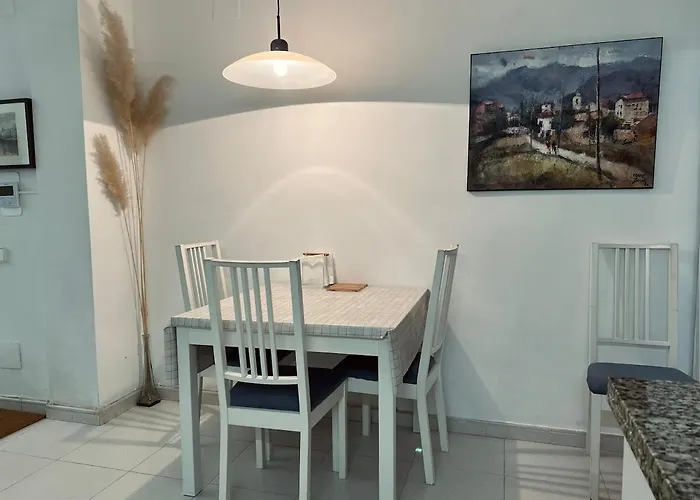 Acojedor Apartamento, Centro Con Patio 아파트